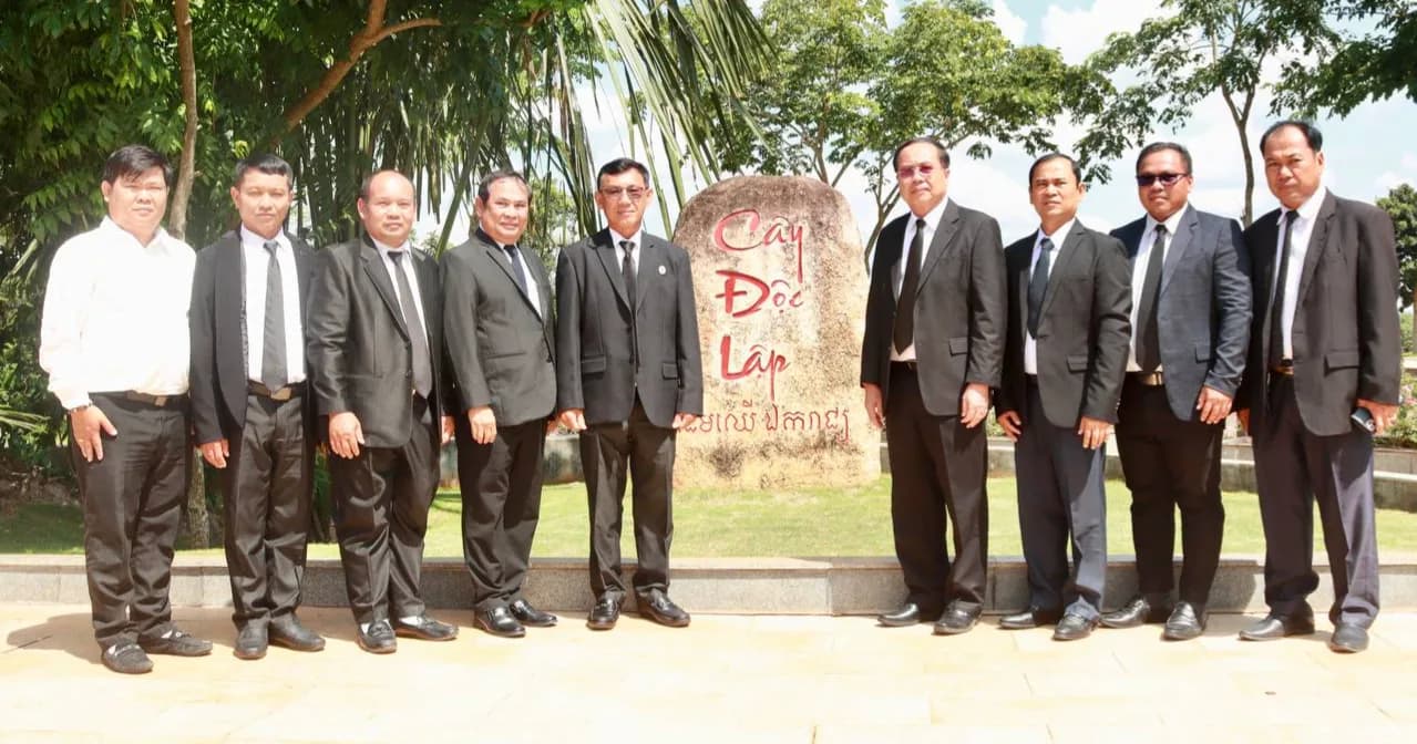 ប្រតិភូខេត្តបន្ទាយមានជ័យ​ អញ្ជើញ​ចូលរួម​គោរពវិញ្ញាណក្ខន្ធ និងដាក់កម្រងផ្កាជូន វីរយុទ្ធជន វីរយុទ្ធនារី កងកម្លាំងប្រដាប់អាវុធសាមគ្គី សង្គ្រោះជាតិកម្ពុជា​ ស្រុកមេមត់ ខេត្តត្បូងឃ្មុំ