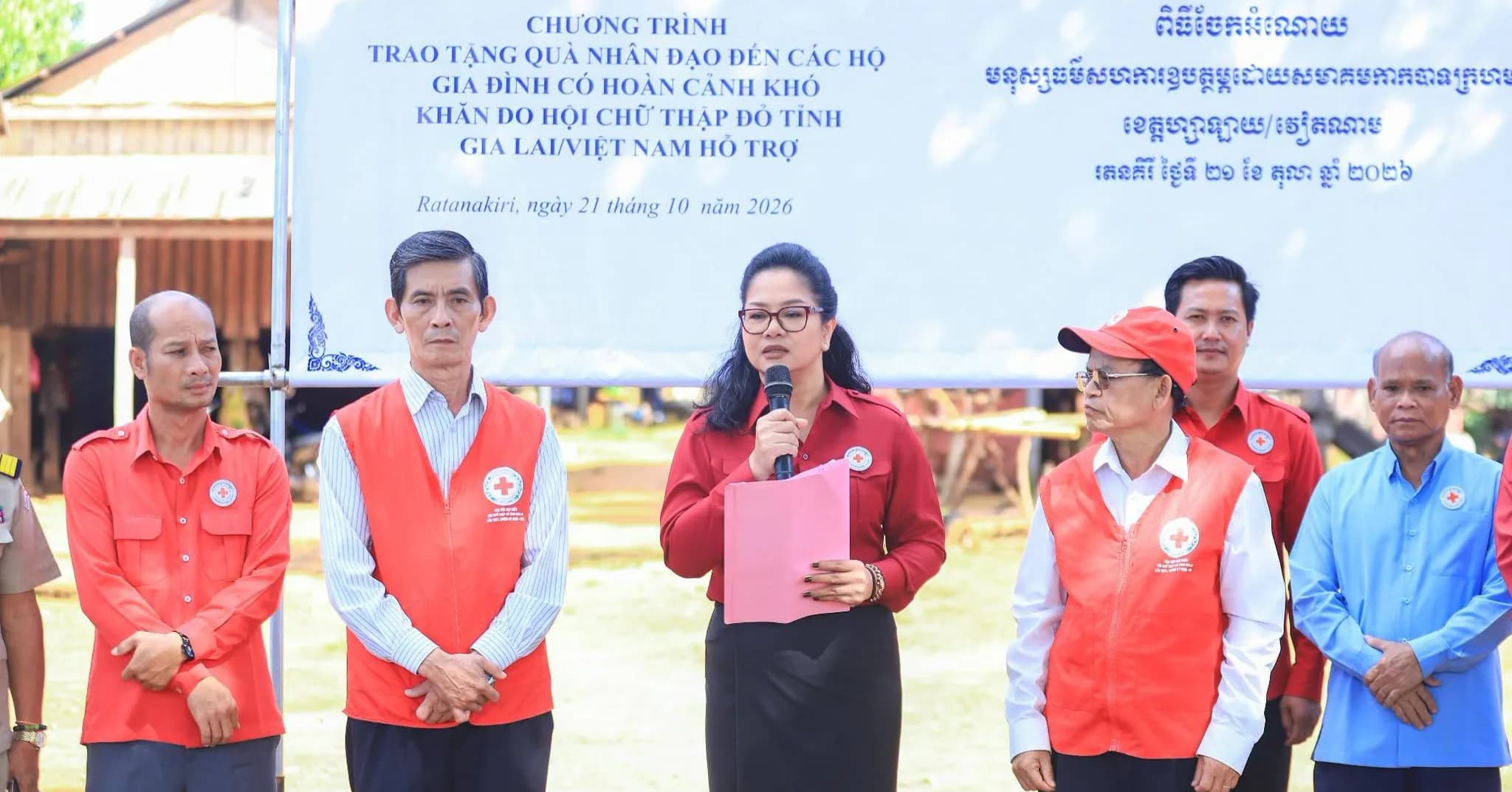 ពលរដ្ឋមានជីវភាពខ្វះខាត ជនចាស់ជរាជួបការលំបាកចំនួន៥០គ្រួសារ នៅស្រុកអូរជុំទទួលបានអំណោយមនុស្សធម៌ពីសាខាកាកបាទក្រហមកម្ពុជាខេត្តរតនគិរី និងសមាគមកាកបាទក្រហម ខេត្តហ្សាឡាយ វៀតណាម
