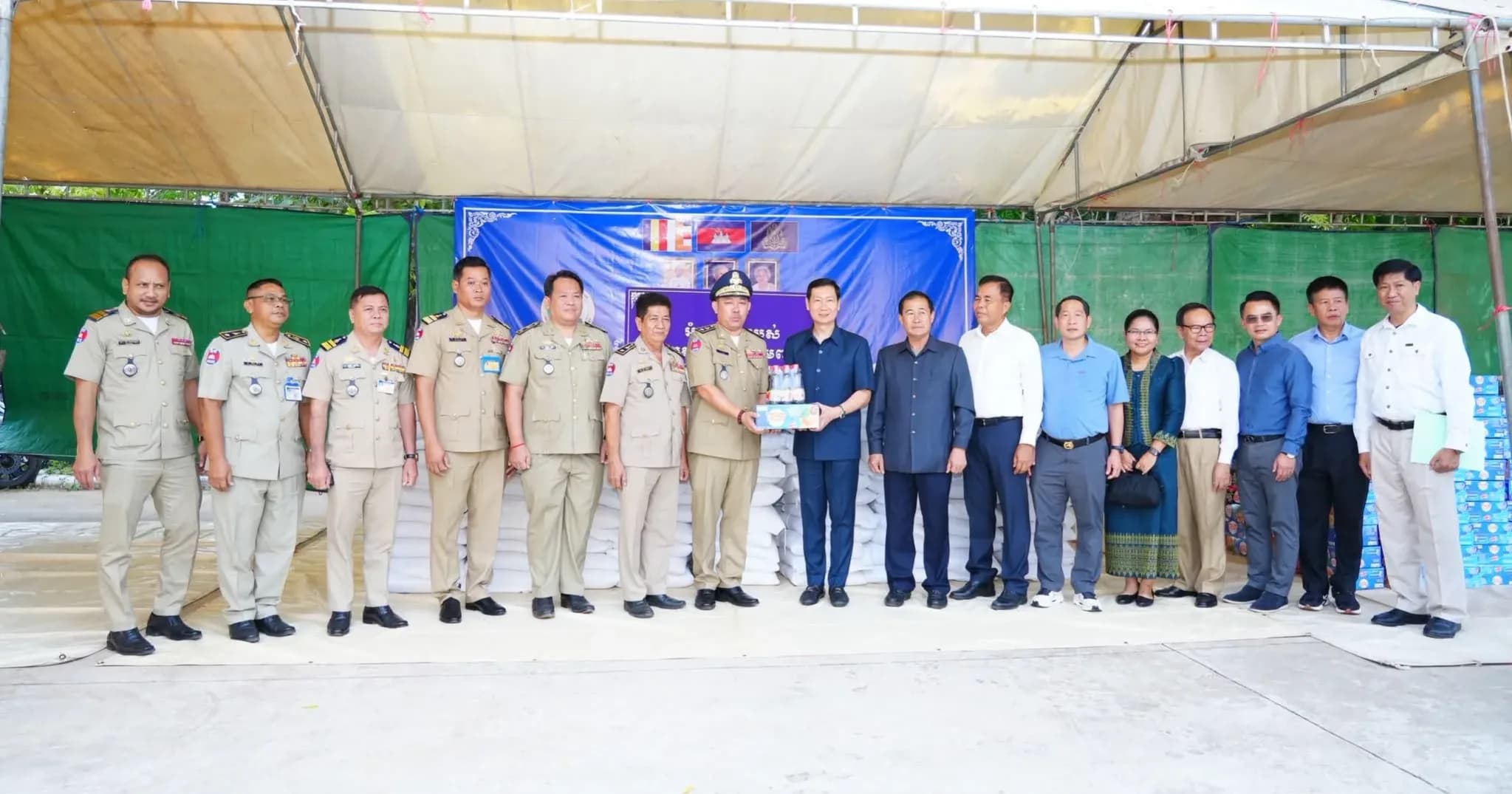 ឯកឧត្តម កែវ រតនៈ អញ្ជើញជួបសំណេះសំណាល និងប្រគល់អំណោយជូនកងកម្លាំងប្រដាប់អាវុធ ក្នុងឱកាសបុណ្យភ្ជុំបិណ្ឌ