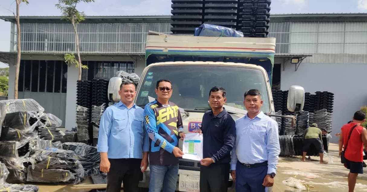 ក្រសួងបរិស្ថាន ផ្តល់ធុងសំរាមជាង ២,០០០ ធុង ដល់សាលារៀននៅខេត្តកំពង់ស្ពឺ ដើម្បីជំរុញភាពស្អាត តាមគ្រឹះស្ថានសិក្សា