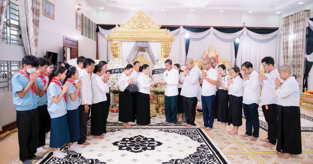 ថ្នាក់ដឹកនាំសាខាកាកបាទក្រហមកម្ពុជា ខេត្តកំពង់ឆ្នាំង អញ្ជើញចូលរួមគោរពវិញ្ញាណក្ខន្ធសព លោកជំទាវមហាឧបាសិកាពុទ្ធសាសនូបត្ថម្ភឈឹម ស្រីមុំ ត្រូវជាភរិយារបស់ ឯកឧត្តម ឈួរ ច័ន្ទឌឿន អនុរដ្ឋលេខាធិការ ក្រសួងអភិវឌ្ឍន៍ជនបទ
