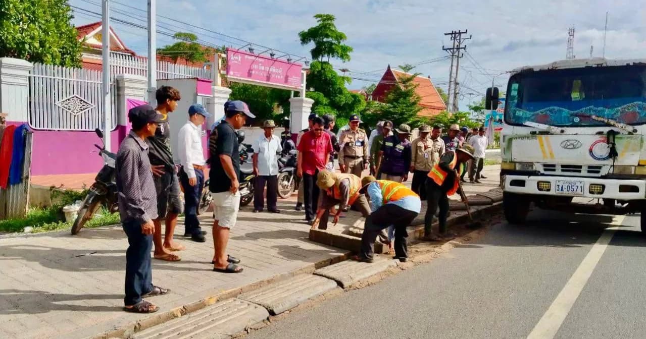 មន្ត្រីជំនាញនិងអាជ្ញាធរ ចុះរុះរើខឿនបេតុងដែល ប្រជាពលរដ្ឋចាក់លើចិញ្ចើមផ្លូវជាតិលេខ៥ សម្រាប់ឡើងរថយន្ត និងម៉ូតូចូលលំនៅដ្ឋានរបស់ខ្លួន