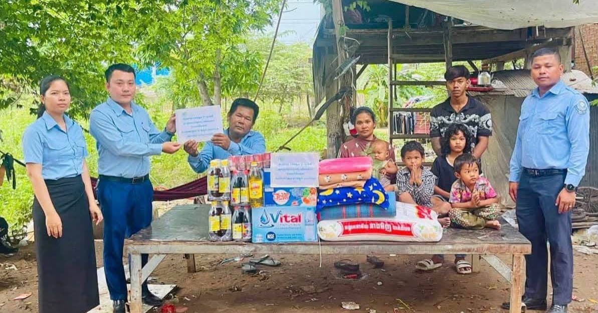 គ្រួសារ ក្មេង ស្រី រេីស អេតចាយ ដែល ស្លាប់ ដោយ គ្រោះ ថ្នាក់ ចរាចរណ៍ បាន ទទួល អំណោយ ពី ឯកឧត្តម ជា សុមេធី រដ្ឋមន្ត្រី ក្រសួងសង្គមកិច្ច