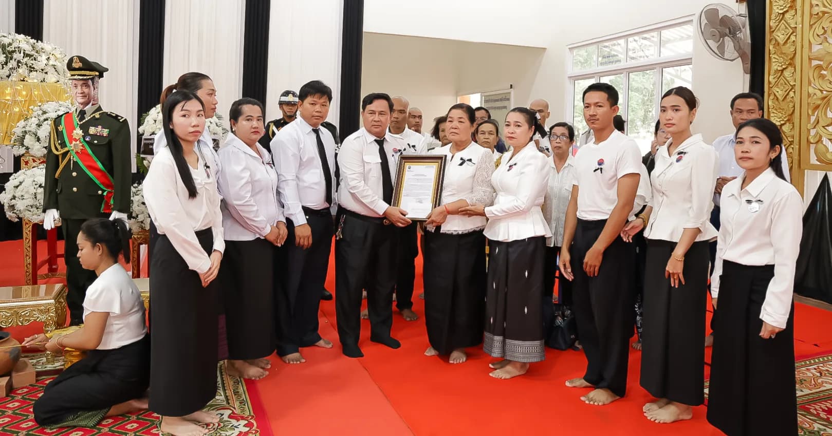 លោក មុំ ម៉ាលិកា ប្រធានមន្ទីរព័ត៌មានខេត្តកោះកុង ដឹកនាំមន្រ្តីរាជការទៅគោរពវិញ្ញាណក្ខន្ធឯកឧត្តម កាយ សំរួម ទីប្រឹក្សារាជរដ្ឋាភិបាល