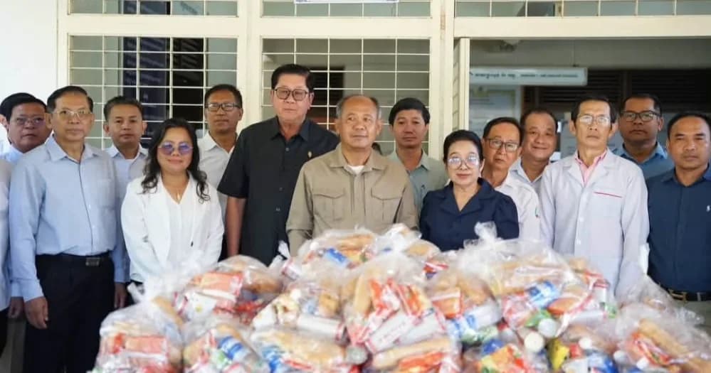 អភិបាលខេត្តបន្ទាយមានជ័យ នាំយកអំណោយសួរសុខទុក្ខអ្នកជំងឺនៅមន្ទីរពេទ្យមិត្តភាពកម្ពុជា-ជប៉ុនមង្គលបូរី ក្នុងឱកាសព្រះរាជពិធីខួបទី២២ នៃការគ្រងព្រះបរមរាជសម្បត្តិ
