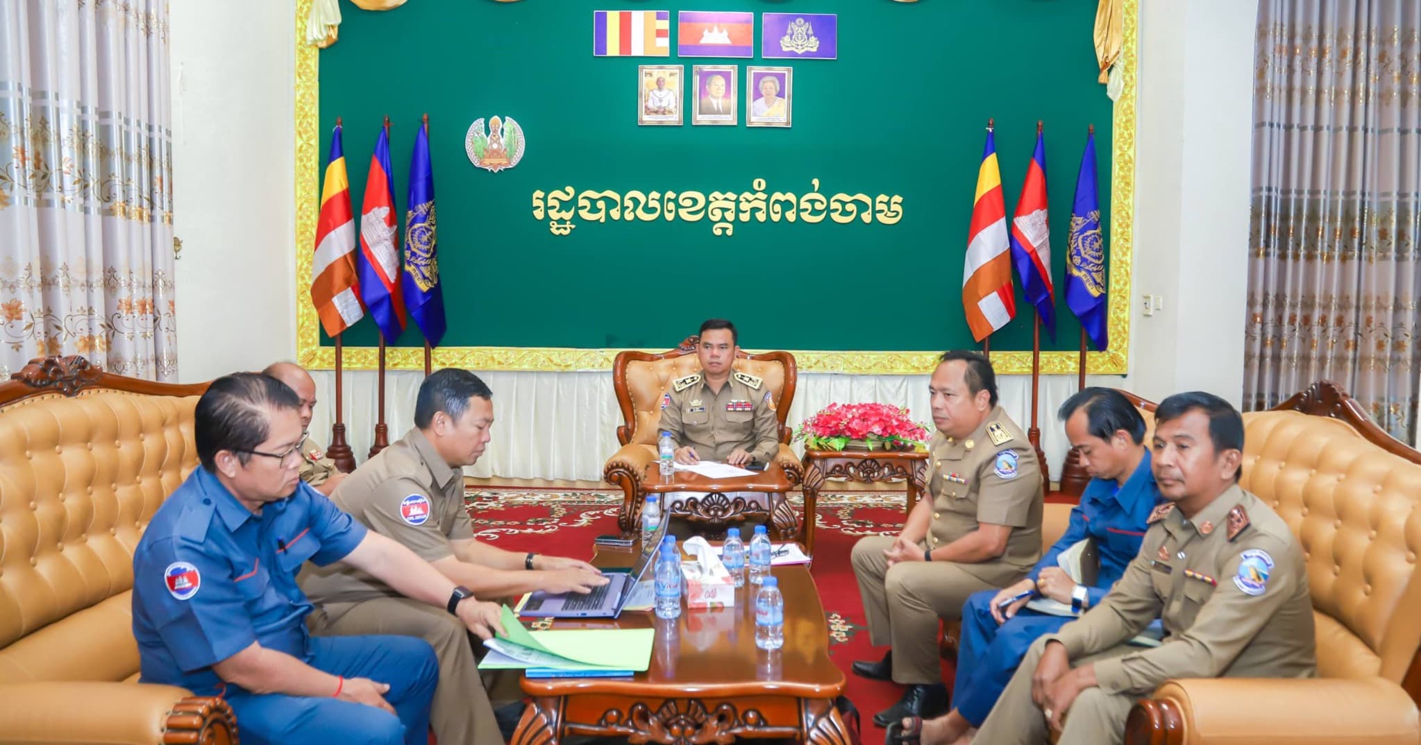 អភិបាលរងខេត្តកំពង់ចាម ដឹកនាំកិច្ចប្រជុំដោះស្រាយការស្នើសុំជួយអន្តរាគមន៍ដីធ្លីជូនប្រជាពលរដ្ឋ សង្កាត់បឹងកុក