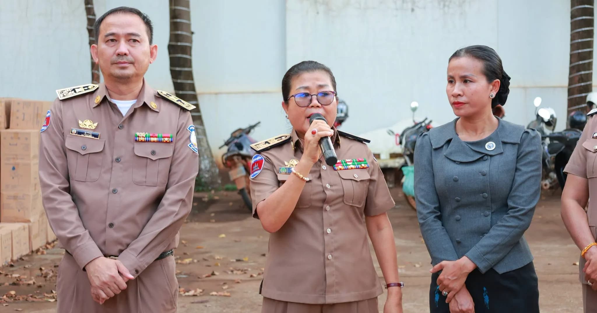 លោកជំទាវ ញាន ទិត្យចិន្តា អភិបាលរង នៃគណៈអភិបាលខេត្តរតនគិរី អញ្ជើញជាអធិបតីក្នុងពិធី ចែកចង្រ្កាន សន្សំសំចៃ ថាមពល ជូនប្រជាពលរដ្ឋចំនួន៣,៤២៤ ចង្រ្កាន ក្នុងក្រុងបានលុង