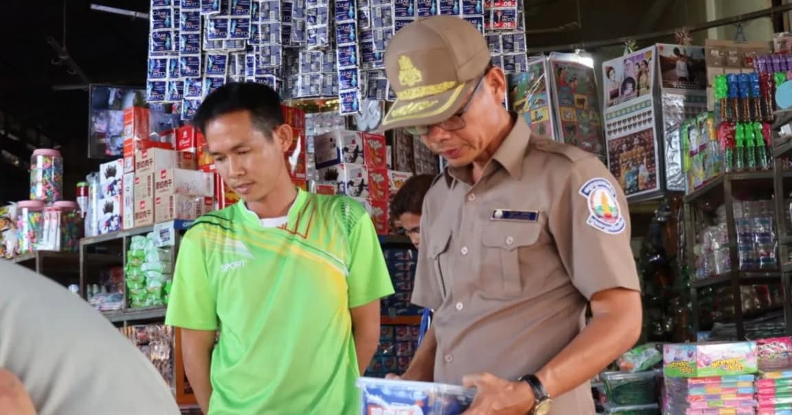 លោក ស្រេង​ សុផល​ ដឹកនាំមន្ត្រីគណៈបញ្ជាការឯកភាពក្រុង និងមន្ត្រីជំនាញពាក់ព័ន្ធ ចុះត្រួតពិនិត្យណែនាំតាមទីតាំងជាក់ស្ដែង ជៀសវាង លួចនាំចូល រក្សាទុក នូវគ្រឿងបរិភោគ មកពីប្រទេសថៃ...