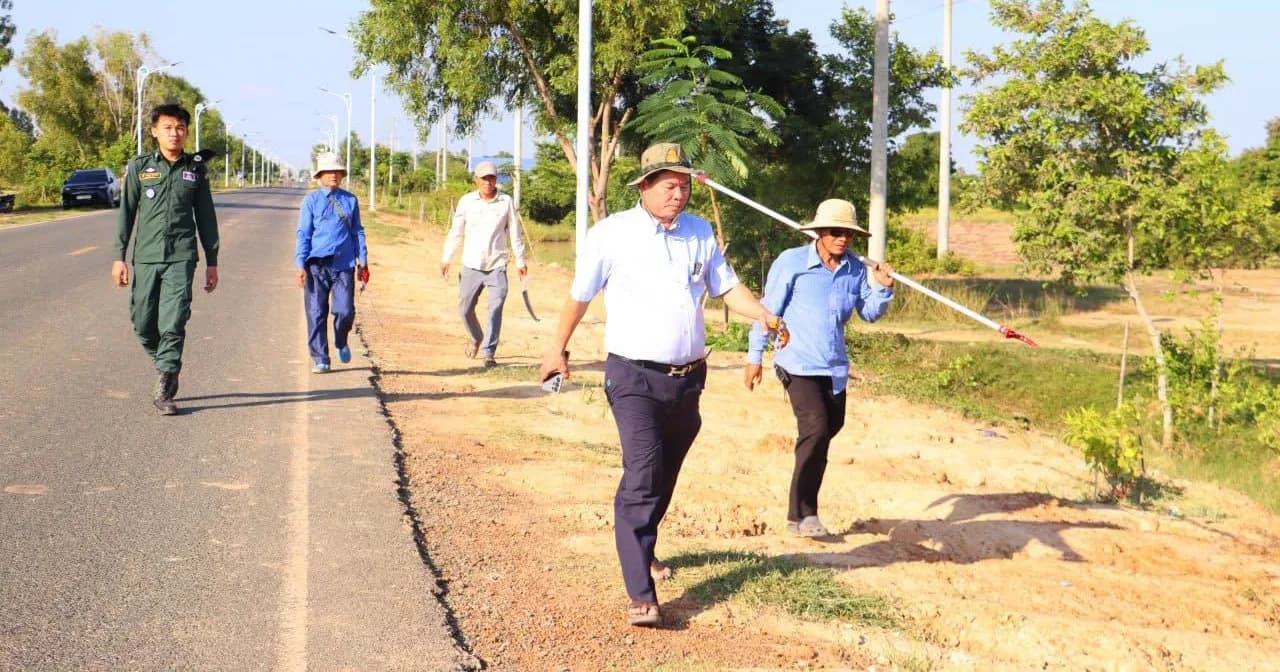 រដ្ឋបាលក្រុងពោធិ៍សាត់ចុះកាត់តែងមែកឈើនិងកូនឈើលម្អតាមបណ្តោយផ្លូវជាតិលេខ៥៥ ដើម្បីលើកកម្ពស់សោភ័ណភាព និងបរិស្ថានទីក្រុង