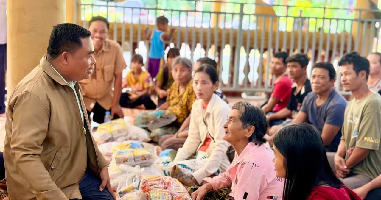 ពលរដ្ឋ២០០គ្រួសារឃុំតាតៃក្រោម ទទួលស្បៀងអាហារពីរដ្ឋបាលស្រុកកោះកុង