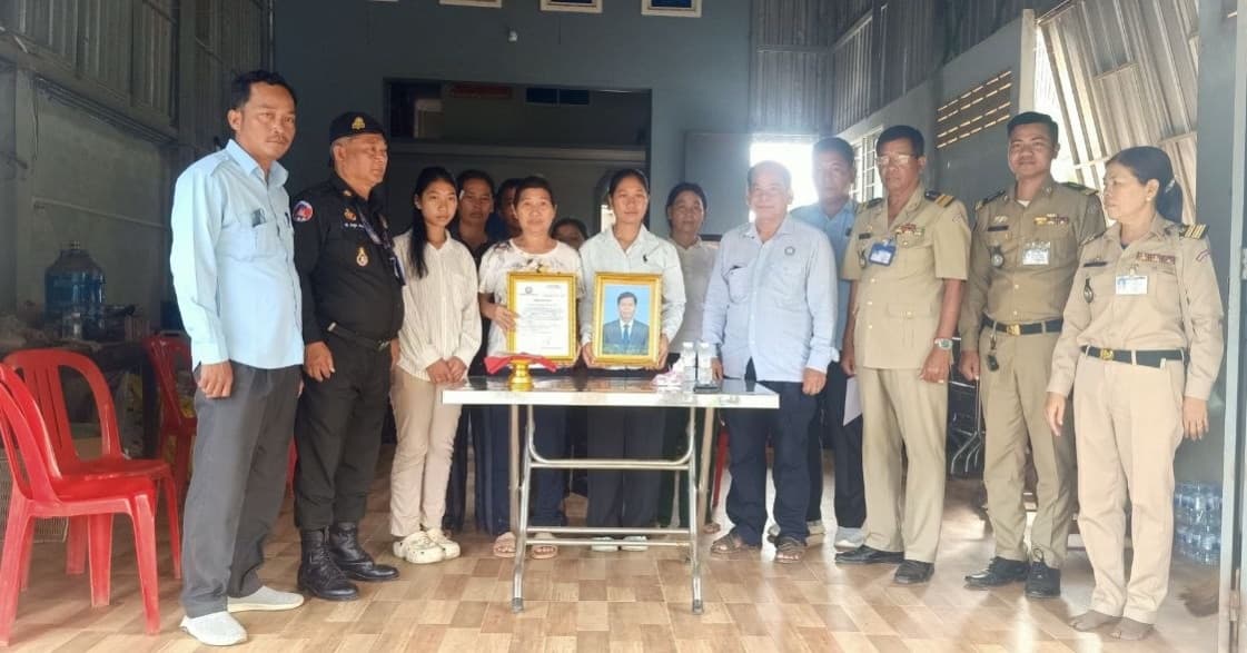 លោក អួត ឈាងលី ដឹកនាំក្រុមការងារ នាំយកថវិកាបេឡាមរណៈសង្គ្រោះ ប្រគល់ជូនគ្រួសារសពអតីតយុទ្ធជន ០១គ្រួសារ នៅឃុំផ្អាវ ស្រុកបាធាយ