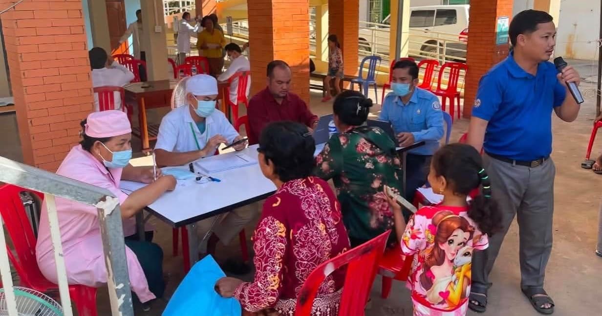មន្ទីរសុខាភិបាលខេត្តបាត់ដំបង បានចូលរួមលើកកម្ពស់សុខភាពភ្នែក តាមរយៈការពិនិត្យគំហើញ និងចែកវ៉ែនតាជូនប្រជាពលរដ្ឋ នៅ មណ្ឌលសុខភាពព្រៃត្រឡាច ស្រុកប្រតិបត្តិមោងឫស្សី