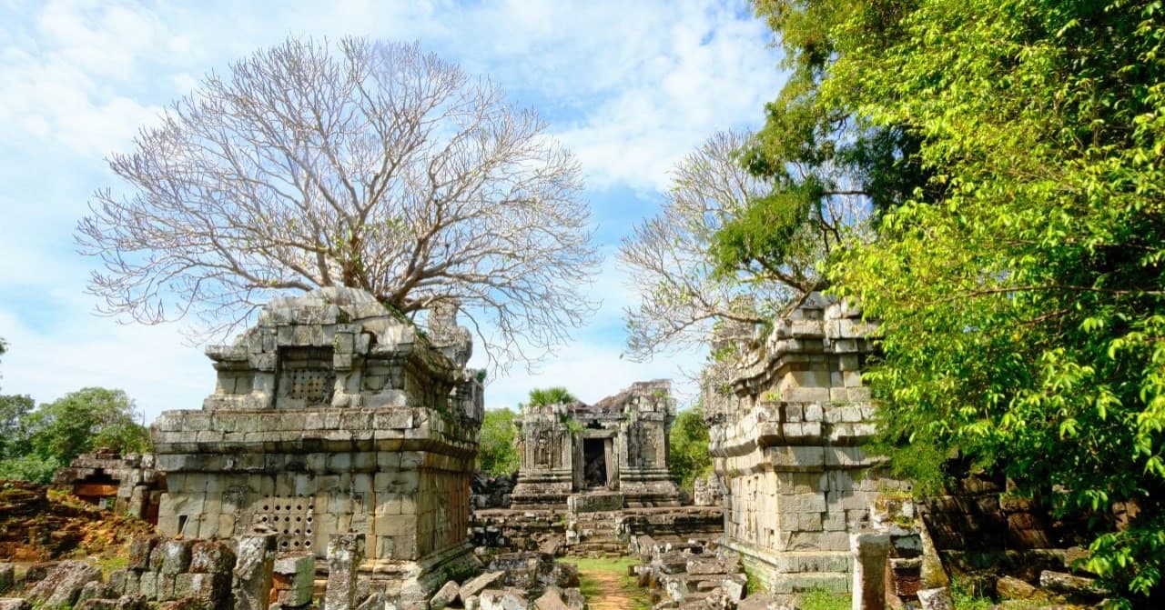 សម្រាប់អ្នកដែលចូលចិត្តការដើរកម្សាន្តបែបធម្មជាតិ ស្វែងយល់ពីប្រវត្តិសាស្ត្រ និងភាពស្ងប់ស្ងាត់ ភ្នំបូកគឺជាគោលដៅដែលមិនគួររំលងឡើយ!