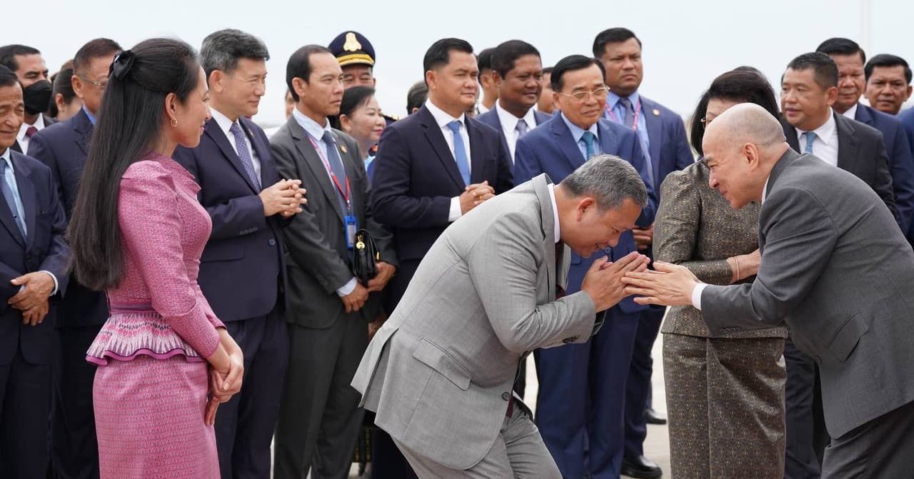 ព្រះករុណាជាអម្ចាស់ជីវិតលើត្បូង និងសម្តេចព្រះមហាក្សត្រី ស្តេចយាងនិវត្តន៍មកកាន់មាតុប្រទេសវិញ ប្រកបដោយព្រះរាជសុវត្ថិភាព