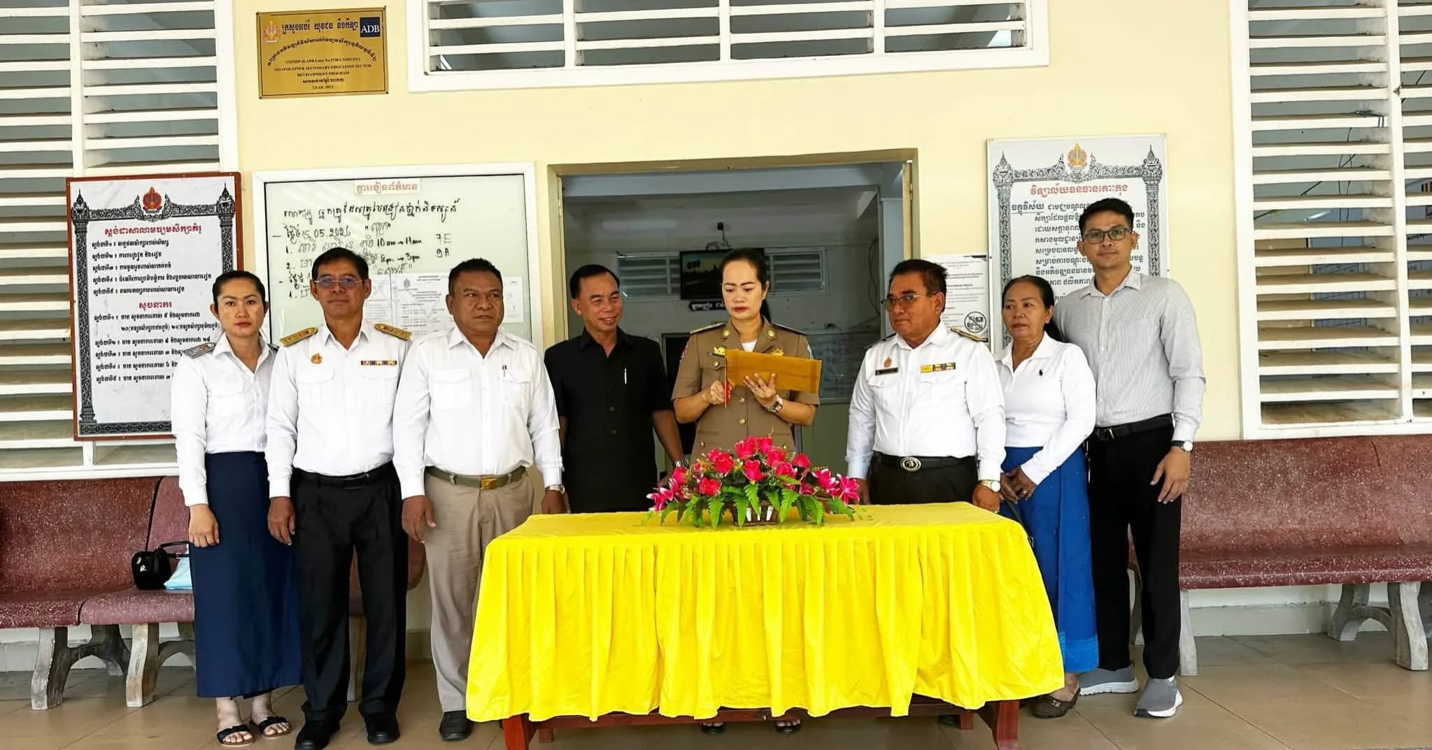 ថ្នាក់ដឹកនាំខេត្តកោះកុង អញ្ជើញកាត់ស្រោមសំបុត្រលទ្ធផលប្រឡងបាក់ឌុបជូនដល់បេក្ខជនប្រឡង