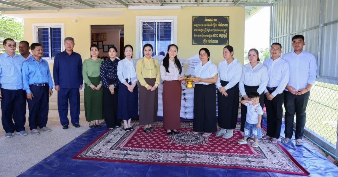 លោកជំទាវបណ្ឌិត ពេជ ចន្ទមុន្នី ហ៊ុនម៉ាណែត អញ្ជើញប្រគល់ផ្ទះថ្មីចំនួន ៣ខ្នង ជូនក្រុមគ្រួសាររបស់វីរកងទ័ពពលី